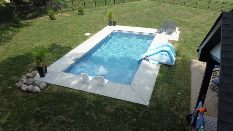 14' x 28' Inground Pool featuring a sunledge and bubbler jet