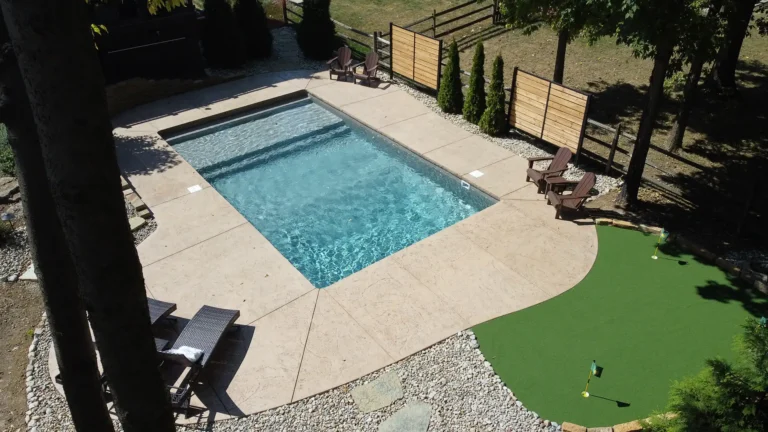 Rectangle pool with sunledge